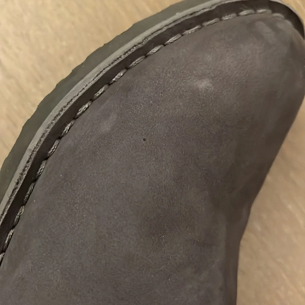 UGG Larra Water Resistant Nubuck Leather Women's Charcoal Boots size 5.5